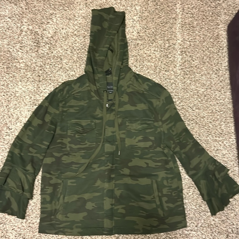 Green camouflaged light sweatshirt jacket with hood.